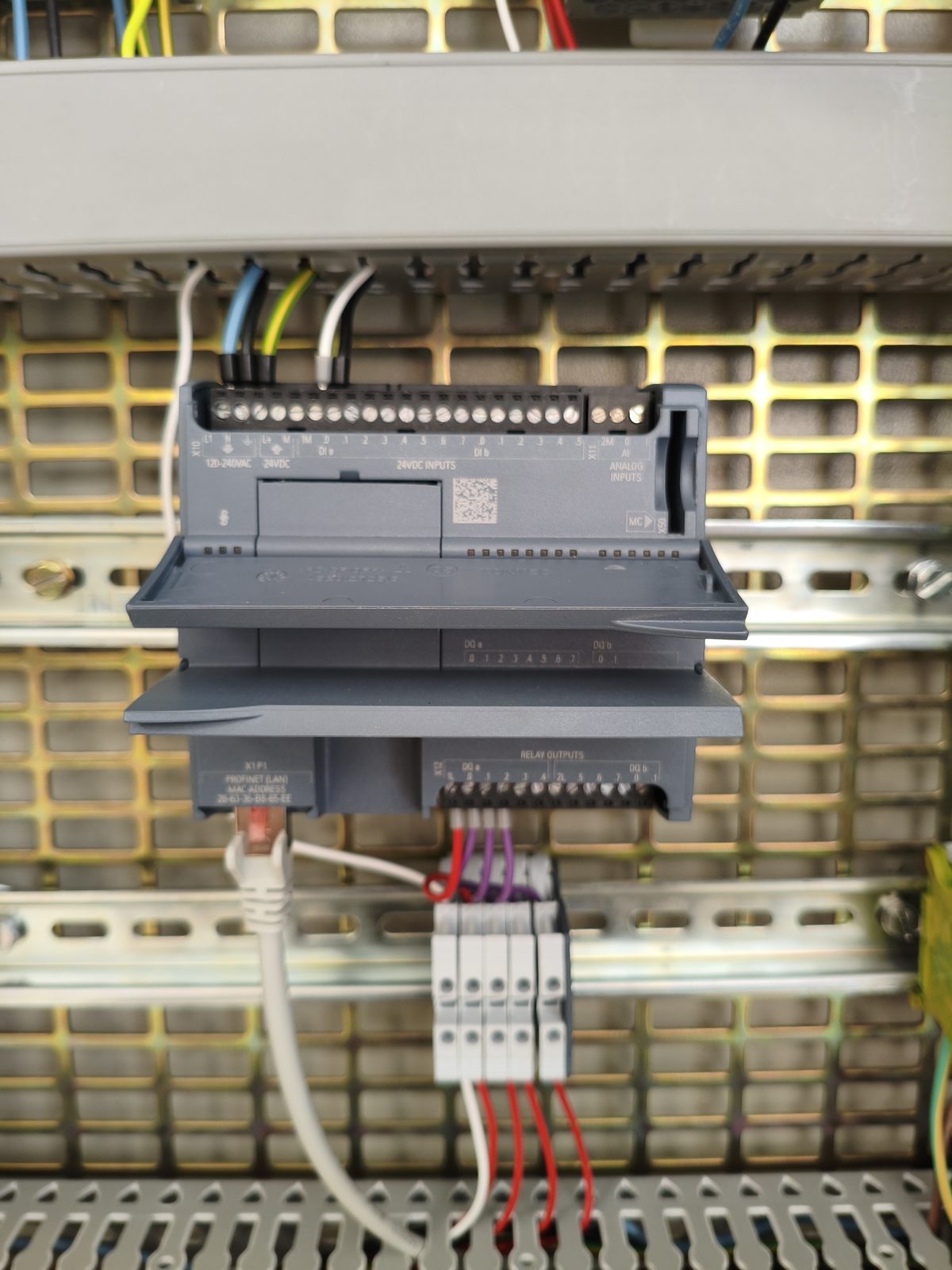 Automate Siemens S7-1200 câblé, bornier d'entrées/sorties et port PROFINET